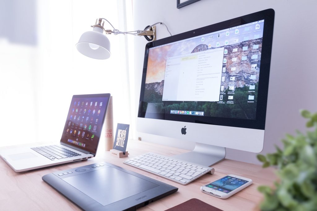 iMac en MacBook op bureau